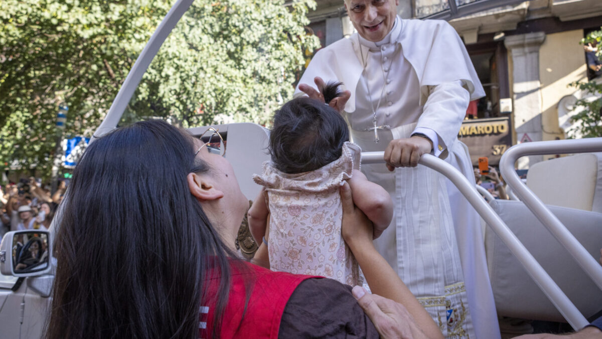 León XIV bendice a Renata, en brazos de su madre Nicole. Foto: Maria Rosa de Isasa