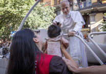 León XIV bendice a Renata, en brazos de su madre Nicole. Foto: Maria Rosa de Isasa