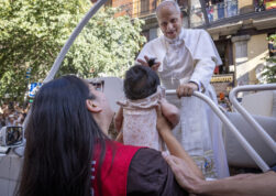 León XIV bendice a Renata, en brazos de su madre Nicole. Foto: Maria Rosa de Isasa