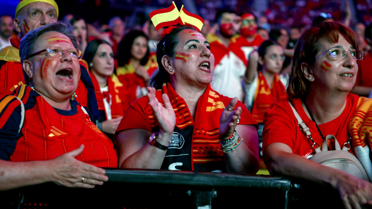 MADRID, 19/07/2026.- Aficionados animan previo a la retransmisión de la final del Mundial 2026 que disputan las selecciones nacionales de España y Argentina, en el Movistar Arena de Madrid. EFE/ Chema Moya