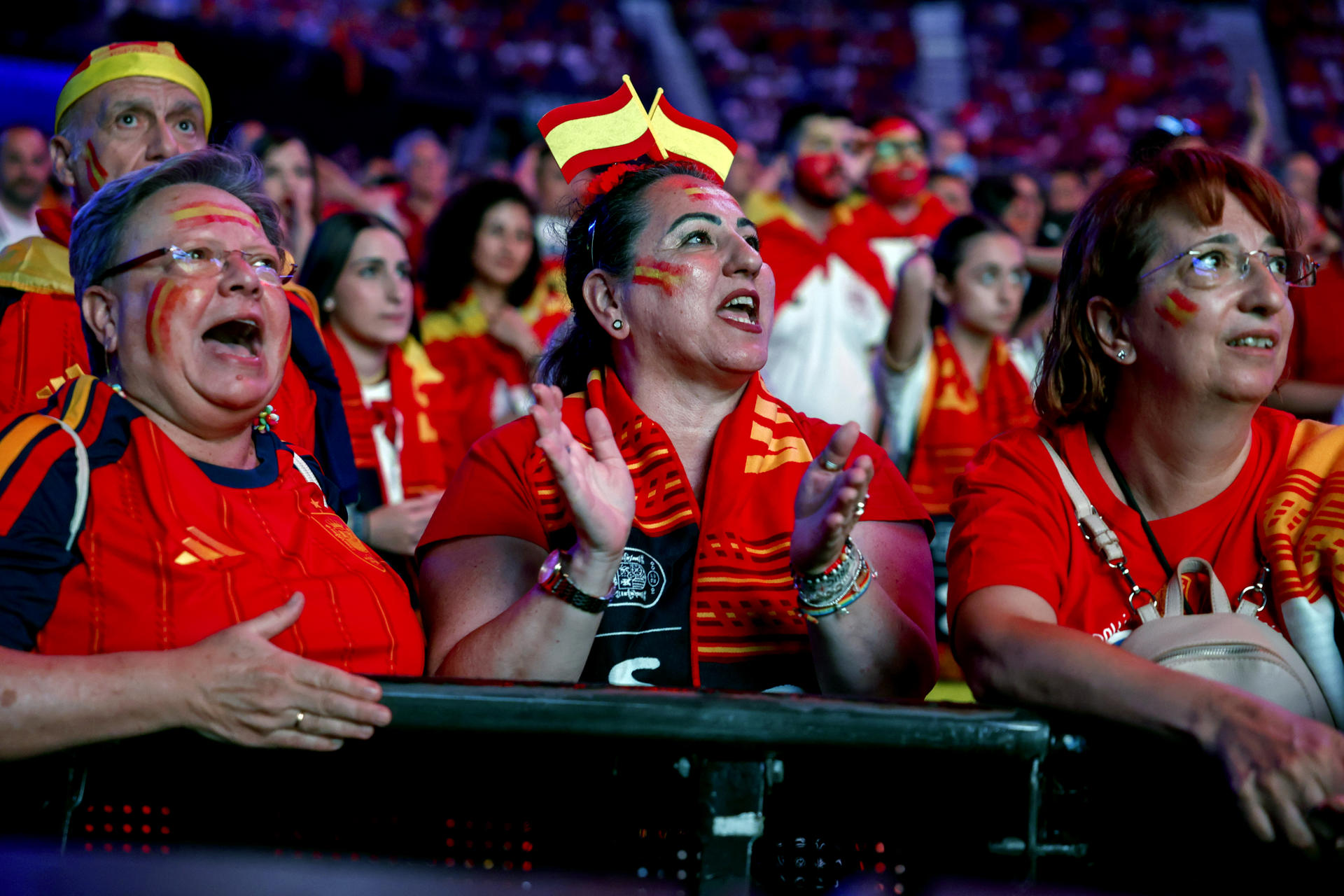 MADRID, 19/07/2026.- Aficionados animan previo a la retransmisión de la final del Mundial 2026 que disputan las selecciones nacionales de España y Argentina, en el Movistar Arena de Madrid. EFE/ Chema Moya