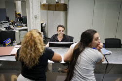 MADRID, 30/06/2026.- Los últimos solicitantes de la regularización extraordinaria de inmigrantes, cuyo plazo vence este martes, han acudido a las oficinas de Correos para presentar su documentación y formalizar así una solicitud que se suma al más del millón que desde el 16 de abril ha recibido el Gobierno. EFE/ Marcos Villaoslada