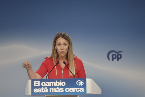 MADRID (ESPAÑA), 20/07/2026.- La vicesecretaria de Coordinación Sectorial del Partido Popular, Alma Ezcurra, duranre la rueda de prensa tras el Comité de Dirección del partido celebrado este lunes en la sede del partido en Madrid. EFE/ Sergio Pérez