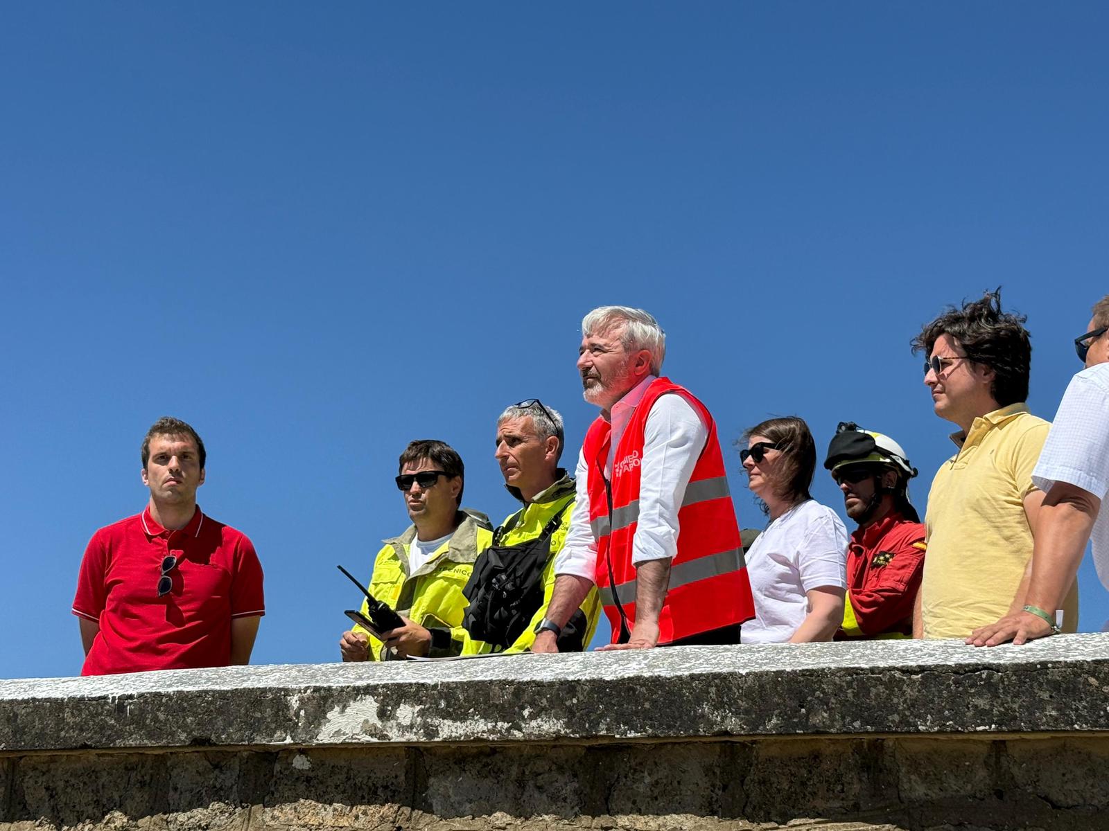 El presidente del Gobierno de Aragón, Jorge Azcón, junto al dispositivo de Extinción de incendios.
