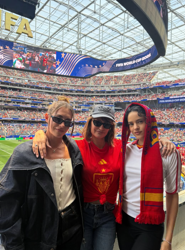 Alexia Putellas, Penélope Crus y Rosalía en el SoFi stadium de Los Ángeles