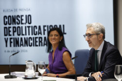 MADRID, 06/07/2026.- El ministro de Hacienda, Arcadi España (d), ofrece declaraciones tras el Consejo de Política Fiscal y Financiera (CPFF) que fijará las metas de déficit de la administración regional, este lunes en Madrid. EFE/ J.J.Guillen