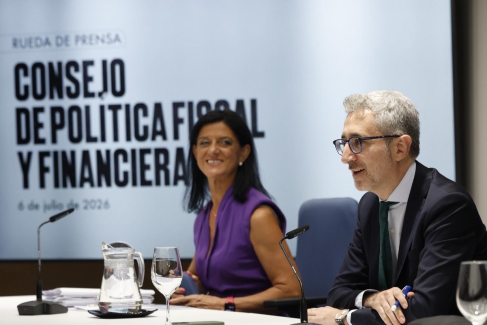 Arcadi España y la secretaria de Estado de Presupuestos, María José Gualda.