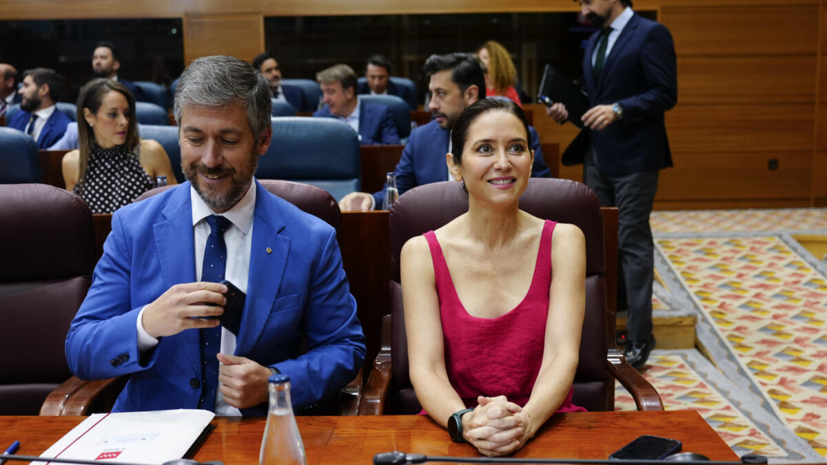 MADRID, 02/07/2026.- La presidenta de la Comunidad de Madrid, Isabel Díaz Ayuso (d), y el consejero de Presidencia, Justicia y Administración, Miguel Ángel García, al inicio del pleno de la Asamblea de Madrid celebrado este jueves. EFE/Borja Sánchez-Trillo