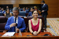 MADRID, 02/07/2026.- La presidenta de la Comunidad de Madrid, Isabel Díaz Ayuso (d), y el consejero de Presidencia, Justicia y Administración, Miguel Ángel García, al inicio del pleno de la Asamblea de Madrid celebrado este jueves. EFE/Borja Sánchez-Trillo