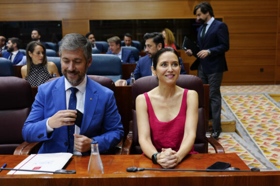 MADRID, 02/07/2026.- La presidenta de la Comunidad de Madrid, Isabel Díaz Ayuso (d), y el consejero de Presidencia, Justicia y Administración, Miguel Ángel García, al inicio del pleno de la Asamblea de Madrid celebrado este jueves. EFE/Borja Sánchez-Trillo
