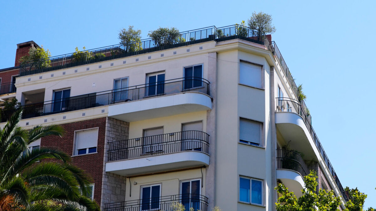 Vista del edificio en el barrio de Chamberí donde está situado el ático que ha adquirido la empresa pública Planifica Madrid