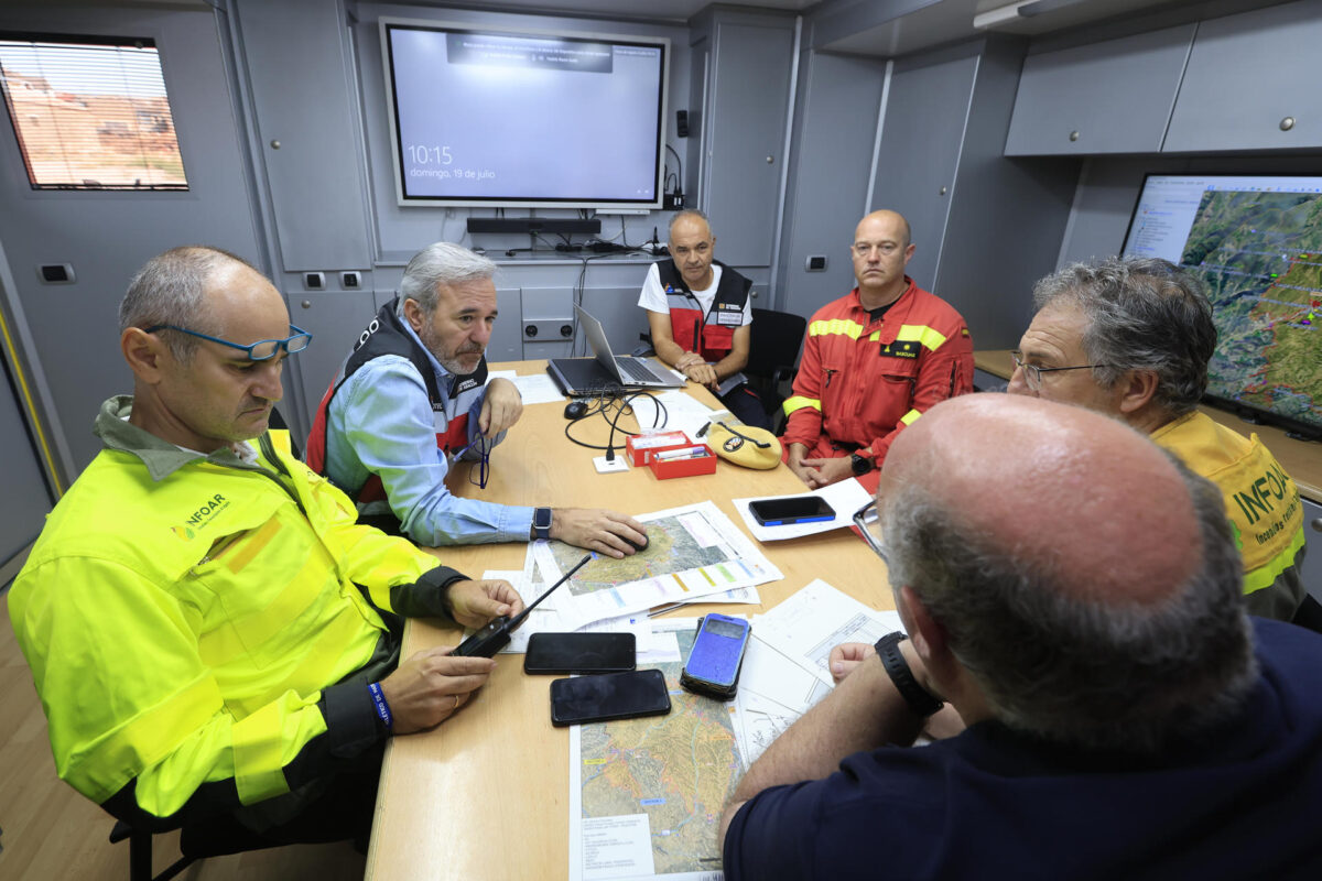 (FARASDUÉS) ZARAGOZA, 19/07/2026.- El presidente del Gobierno de Aragón, Jorge Azcón (2i), este domingo durante la reunión del Cecopi celebrada en el Puesto de Mando Avanzado de Farasdués con motivo del incendio de Orés (Zaragoza). EFE/ Javier Cebollada