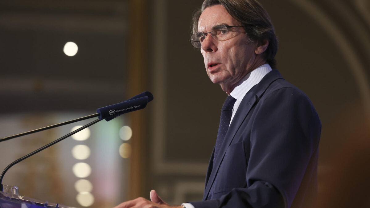 MADRID, 01/07/2026.- El expresidente del Gobierno José María Aznar durante su intervención para presentar a la portavoz del PP en el Congreso, Ester Muñoz, protagonista este miércoles de un Desayuno informativo en el Fórum Europa. EFE/ Kiko Huesca