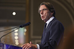 MADRID, 01/07/2026.- El expresidente del Gobierno José María Aznar durante su intervención para presentar a la portavoz del PP en el Congreso, Ester Muñoz, protagonista este miércoles de un Desayuno informativo en el Fórum Europa. EFE/ Kiko Huesca