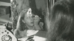 Autor desconocido, Blanca Sánchez reflejada en un espejo pintándose los ojos, Madrid, ca. 1975.