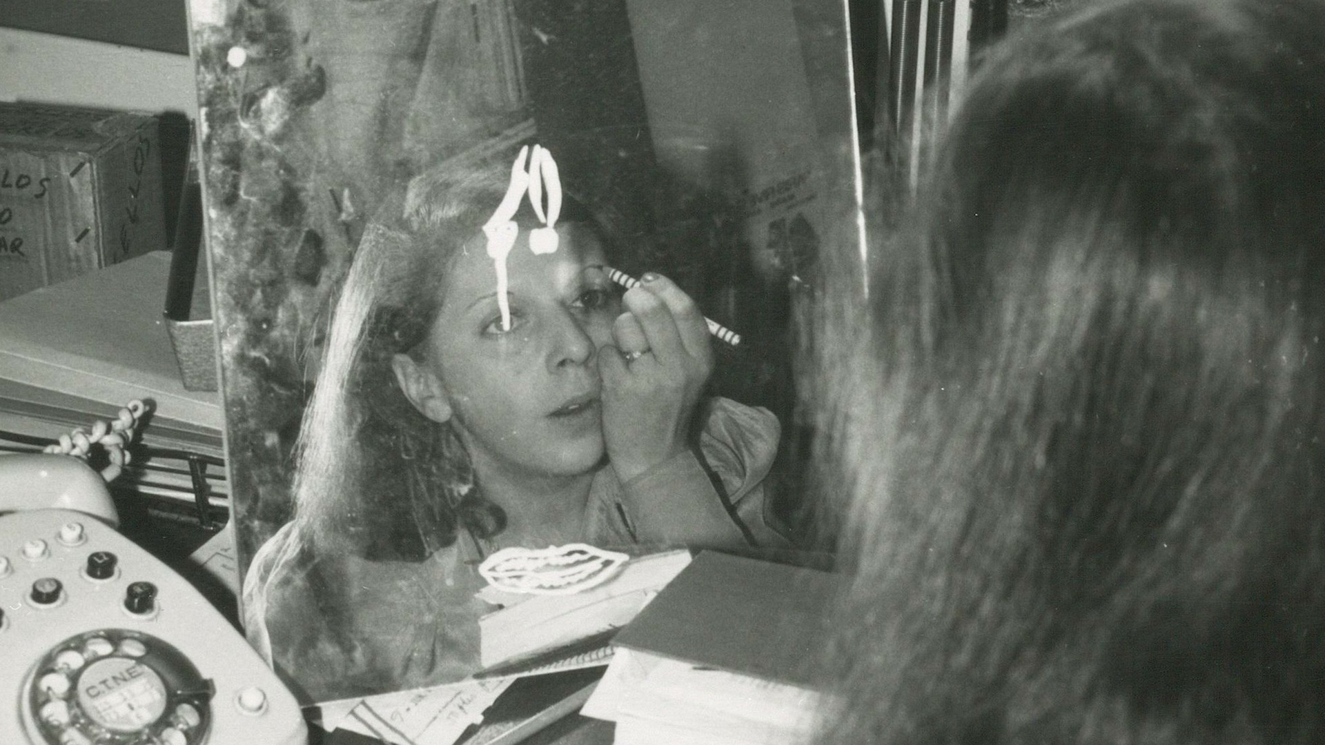 Autor desconocido, Blanca Sánchez reflejada en un espejo pintándose los ojos, Madrid, ca. 1975.