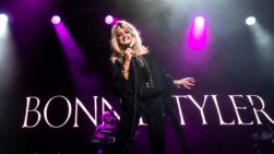 Fotografía de archivo, tomada en Santander el 09/08/2021, de la cantante galesa Bonnie Tyler, conocida sobre todo por su éxito 'Total Eclipse of the Heart', que ha muerto este jueves a los 75 años, según un comunicado publicado en su página web. EFE/Archivo/Román Aguilera