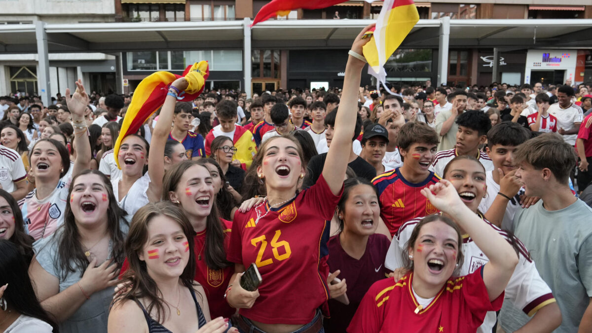 VITORIA, 14/07/2026.- Cientos de jóvenes se congregan este martes en el centro de Vitoria para ver el partido de semifinales del Mundial 2026 entre Francia y España. EFE/ Adrián Ruiz Hierro