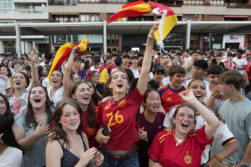 VITORIA, 14/07/2026.- Cientos de jóvenes se congregan este martes en el centro de Vitoria para ver el partido de semifinales del Mundial 2026 entre Francia y España. EFE/ Adrián Ruiz Hierro