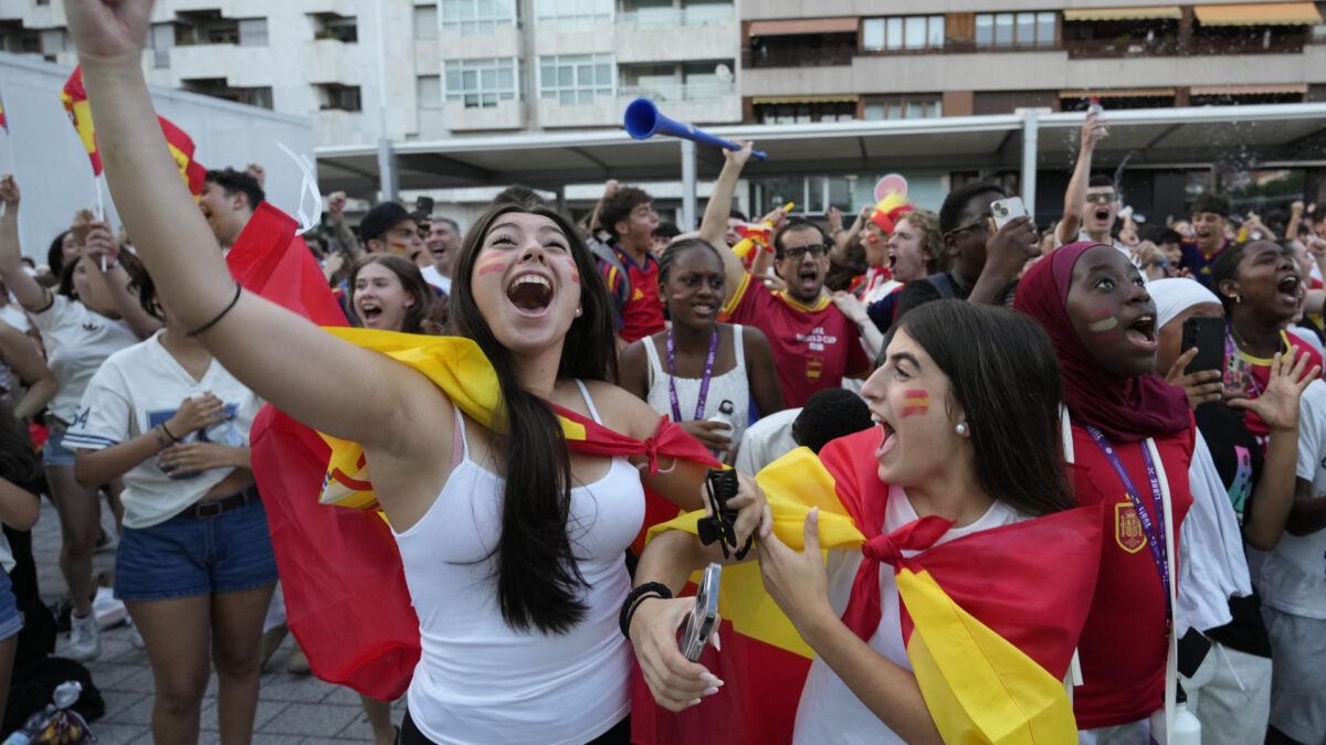 VITORIA, 14/07/2026.- Cientos de jóvenes se congregan este martes en el centro de Vitoria para ver el partido de semifinales del Mundial 2026 entre Francia y España. EFE/ Adrián Ruiz Hierro