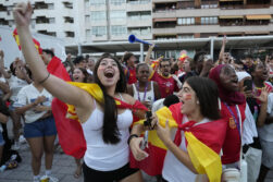 VITORIA, 14/07/2026.- Cientos de jóvenes se congregan este martes en el centro de Vitoria para ver el partido de semifinales del Mundial 2026 entre Francia y España. EFE/ Adrián Ruiz Hierro