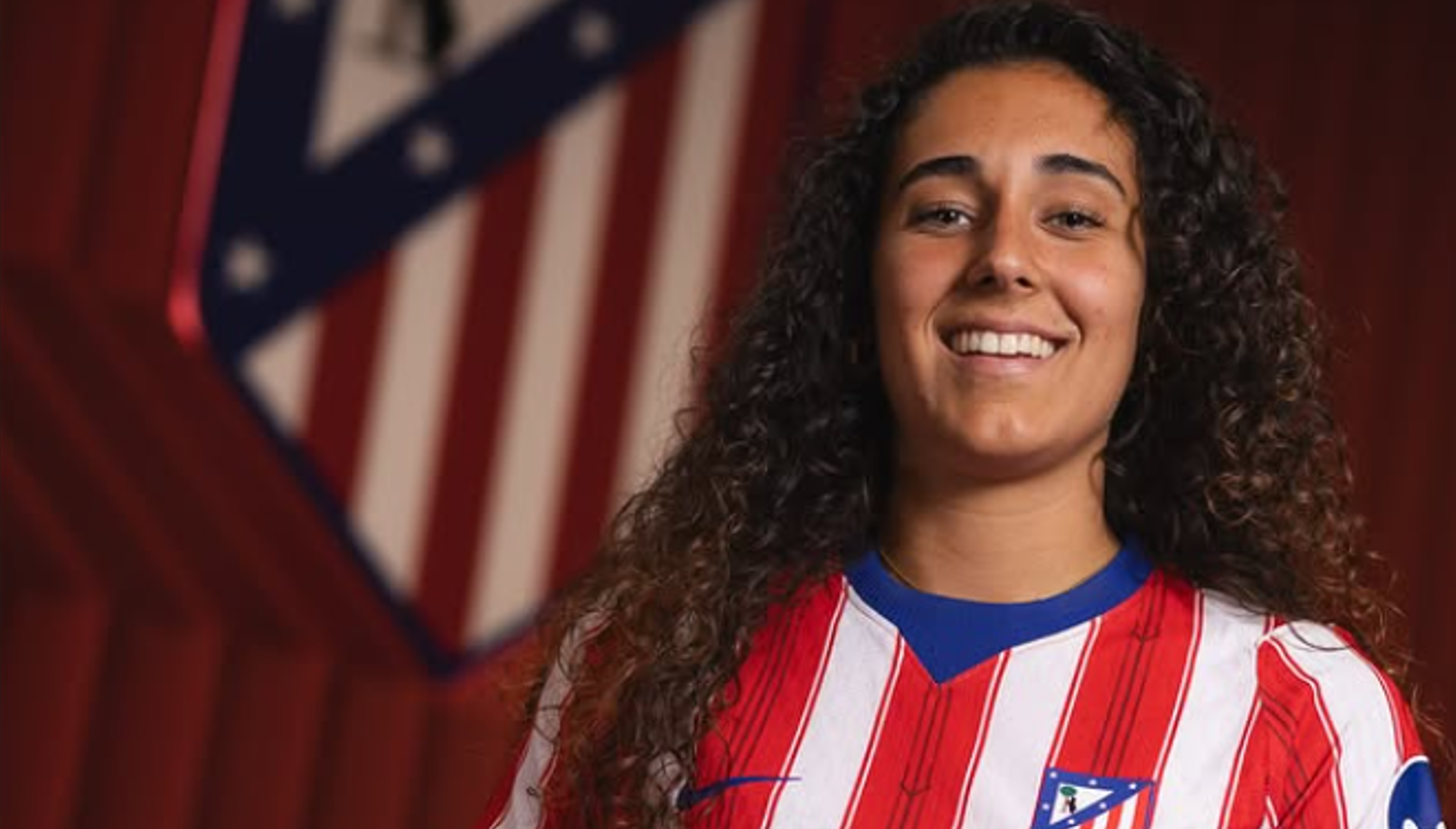 Celia Segura posando con la camiseta del Atlético de Madrid
