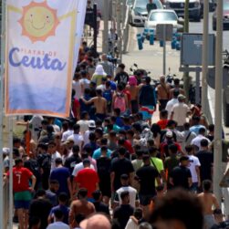 Un número de inmigrantes regresan a pie a su país de origen (Marruecos). EFE