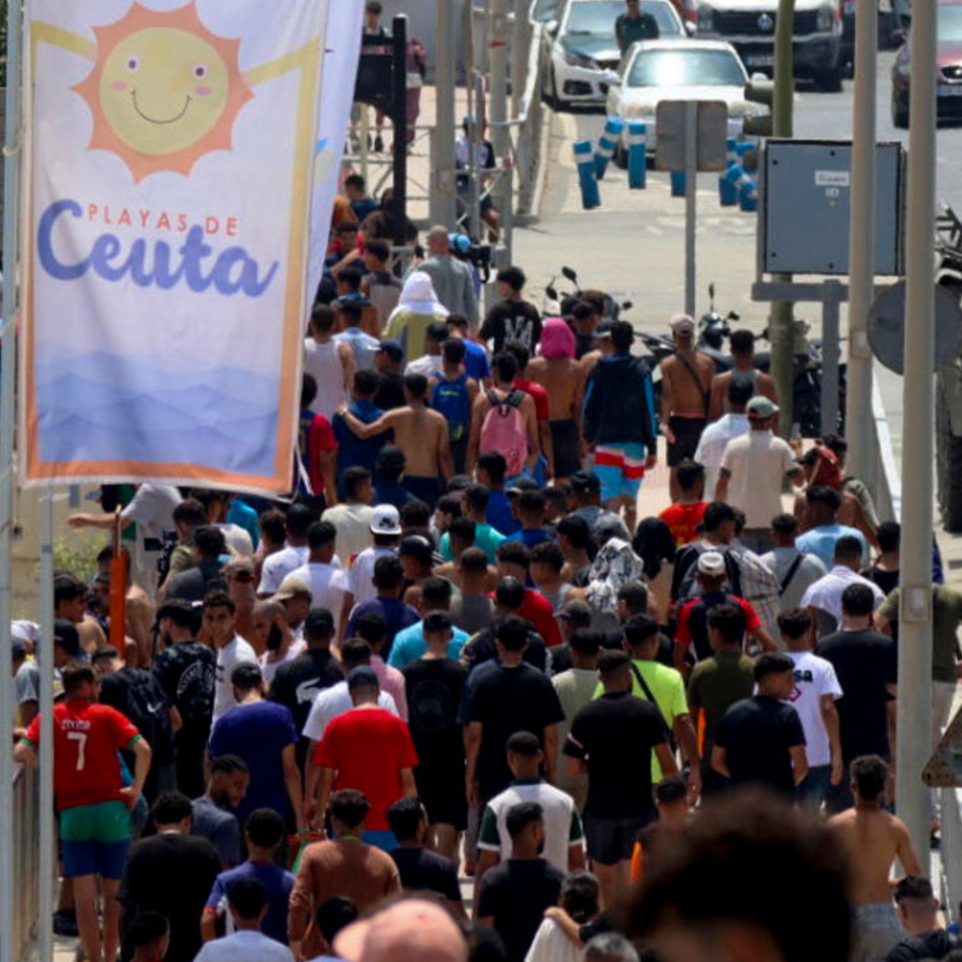 Un número de inmigrantes regresan a pie a su país de origen (Marruecos). EFE