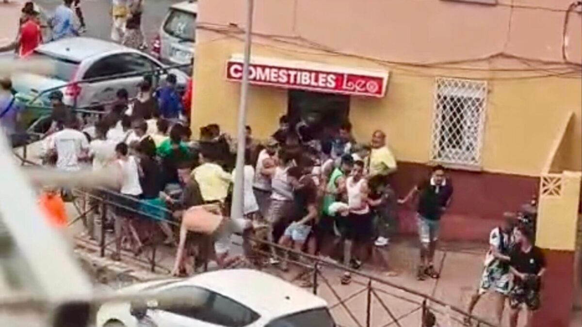 Un grupo de inmigrantes entran en un establecimiento de Ceuta para llevarse comida.