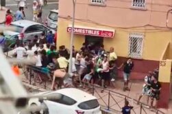 Un grupo de inmigrantes entran en un establecimiento de Ceuta para llevarse comida.
