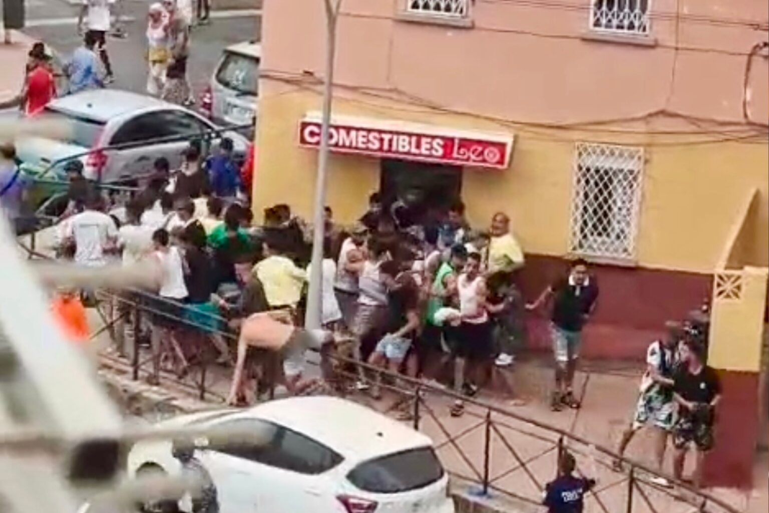 Un grupo de inmigrantes entran en un establecimiento de Ceuta para llevarse comida.