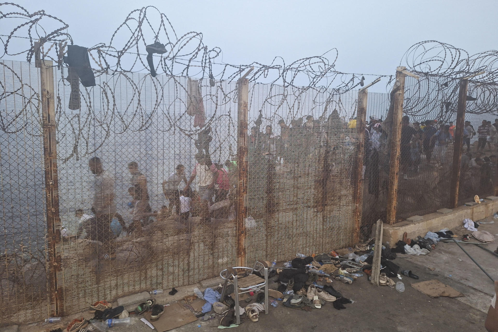 Miles de personas llegando a la localidad marroquí de Castillejos con la intención de cruzar a Ceuta.