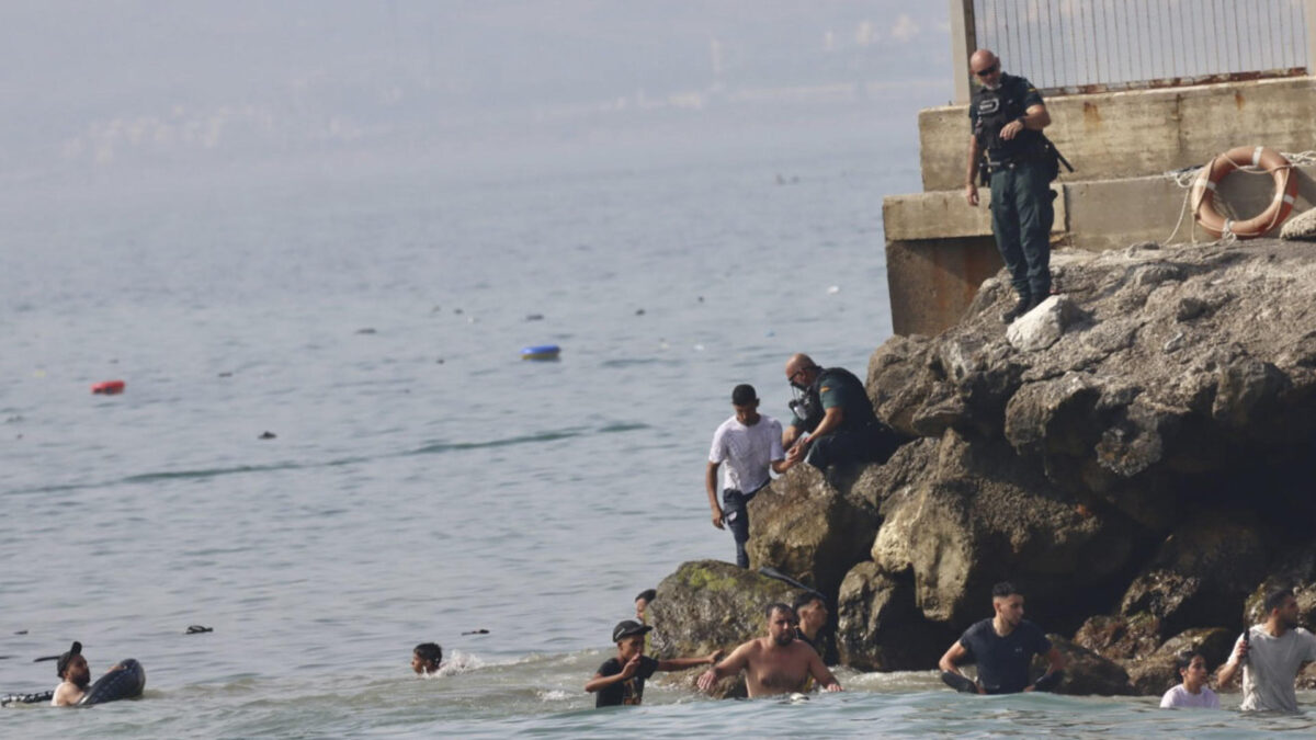 CEUTA, 30/07/2026.- Vista de la entrada ilegal a nado en Ceuta de migrantes marroquíes y argelinos este jueves. Los centros de acogida de adultos y menores de la ciudad autónoma de Ceuta siguen colapsados tras la llegada irregular de unos 1.500 migrantes en los últimos nueve días, lo que ha llevado a su presidente, Juan Jesús Vivas, a pedir una acción contundente y sin dilación al Estado ante la dimensión de la crisis migratoria.EFE/ Reduan Dris