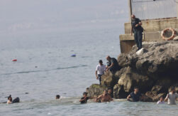 CEUTA, 30/07/2026.- Vista de la entrada ilegal a nado en Ceuta de migrantes marroquíes y argelinos este jueves. Los centros de acogida de adultos y menores de la ciudad autónoma de Ceuta siguen colapsados tras la llegada irregular de unos 1.500 migrantes en los últimos nueve días, lo que ha llevado a su presidente, Juan Jesús Vivas, a pedir una acción contundente y sin dilación al Estado ante la dimensión de la crisis migratoria.EFE/ Reduan Dris