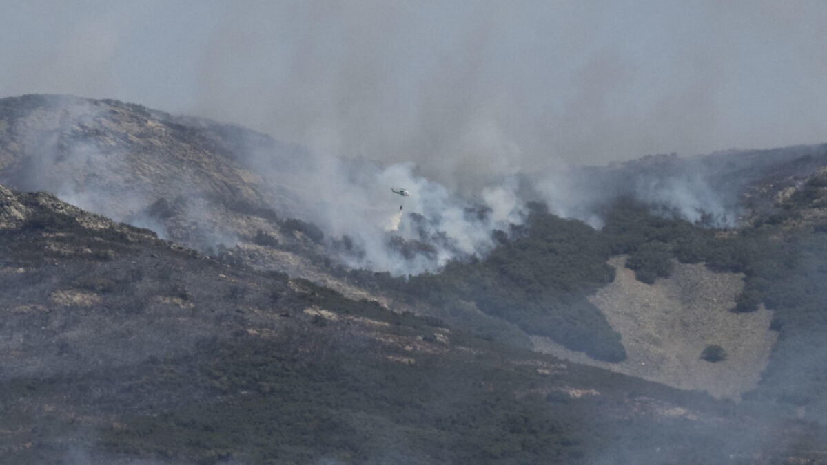 LOS YÉBENES (TOLEDO), 24/07/2026.- Medios aéreos trabajan este viernes en la extinción del incendio forestal declarado ayer en una finca agrícola en el término municipal de Retuerta del Bullaque (Ciudad Real), ha pasado a la provincia de Toledo, entre los municipios de El Molinillo (Ciudad Real) y Los Yébenes (Toledo). EFE/Jesús Monroy