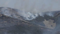 LOS YÉBENES (TOLEDO), 24/07/2026.- Medios aéreos trabajan este viernes en la extinción del incendio forestal declarado ayer en una finca agrícola en el término municipal de Retuerta del Bullaque (Ciudad Real), ha pasado a la provincia de Toledo, entre los municipios de El Molinillo (Ciudad Real) y Los Yébenes (Toledo). EFE/Jesús Monroy