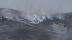 LOS YÉBENES (TOLEDO), 24/07/2026.- Medios aéreos trabajan este viernes en la extinción del incendio forestal declarado ayer en una finca agrícola en el término municipal de Retuerta del Bullaque (Ciudad Real), ha pasado a la provincia de Toledo, entre los municipios de El Molinillo (Ciudad Real) y Los Yébenes (Toledo). EFE/Jesús Monroy