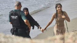 Dos mujeres llegando a nado a Ceuta.