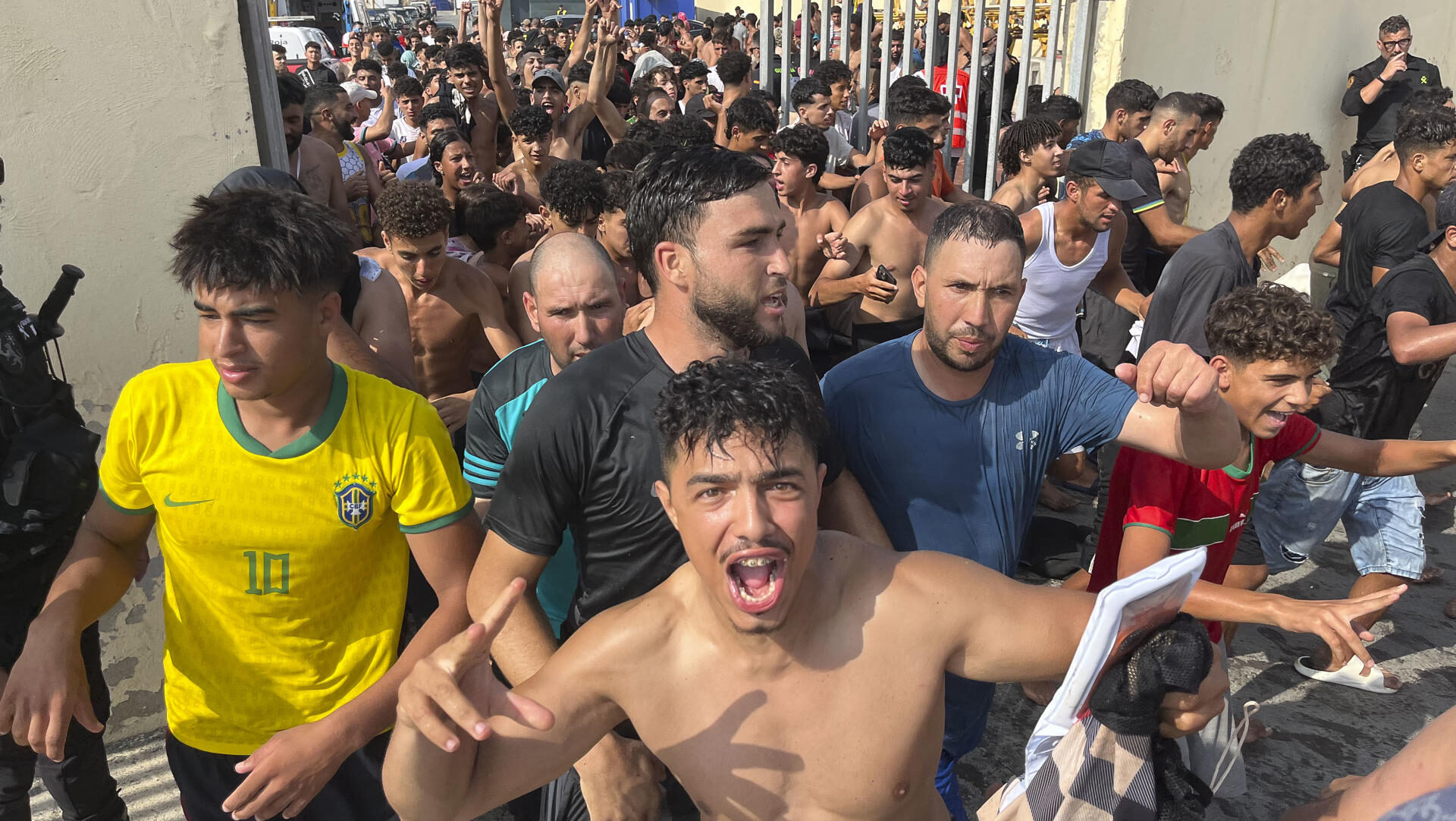 CEUTA, 30/07/2026.- Vista de la entrada ilegal a nado en Ceuta de migrantes marroquíes y argelinos este jueves. Los centros de acogida de adultos y menores de la ciudad autónoma de Ceuta siguen colapsados tras la llegada irregular de unos 1.500 migrantes en los últimos nueve días, lo que ha llevado a su presidente, Juan Jesús Vivas, a pedir una acción contundente y sin dilación al Estado ante la dimensión de la crisis migratoria.EFE/ Reduan Dris