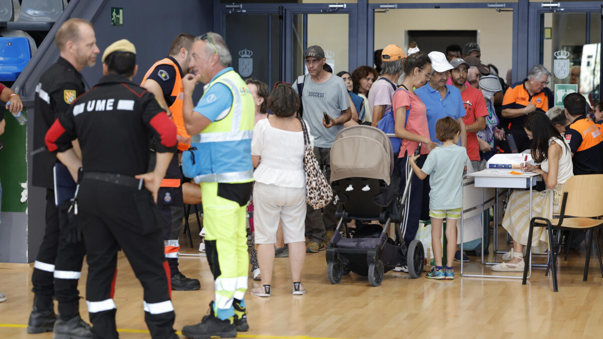 BOADILLA DEL MONTE (MADRID), 27/07/2026.- Decenas de personas evacuadas por el incendio de la sierra Oeste este lunes en el pabellón Felipe VI de Boadilla del Monte (Madrid). La Comunidad de Madrid mantiene activos 15 puntos de acogida para atender a las personas evacuadas por el incendio de la sierra Oeste, en los que ayer domingo se prestó asistencia a 2.468 personas. EFE/ Víctor Lerena