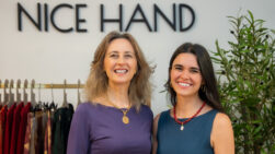 Mónica y Celia, Nice Hand