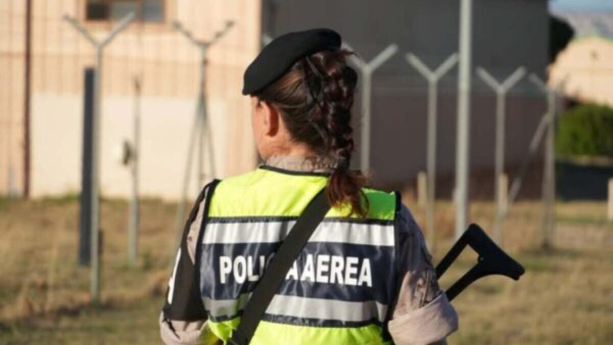 Una policía aérea de espaldas