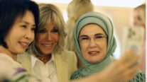 La primera dama de Corea del Sur, Kim Hye-kyung, la de Francia, Brigitte Macron, y la de Turquía, Emine Erdogan