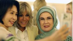 La primera dama de Corea del Sur, Kim Hye-kyung, la de Francia, Brigitte Macron, y la de Turquía, Emine Erdogan