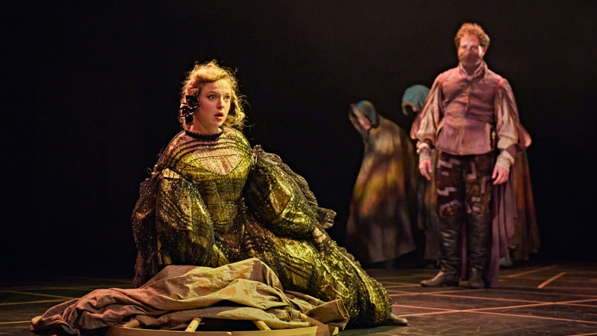 Una escena de 'El escondido y la tapada', de Calderón de la Barca, en el Teatro Adolfo Marsillach.
