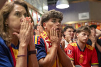 AME8043. NUEVA YORK (ESTADOS UNIDOS), 06/07/2026.- Aficionados observan la transmisión del partido de octavos de final del Mundial de la FIFA 2026 entre España y Portugal este lunes, en Nueva York (EE.UU.). Más de 800 españoles celebraron en el Mercado Little Spain de Nueva York la clasificación de España para los cuartos de final del Mundial bajo el éxtasis del gol del triunfo de Mikel Merino ante Portugal y con una comunidad entregada a la selección: "No podemos pedir más". EFE/ Ángel Colmenares