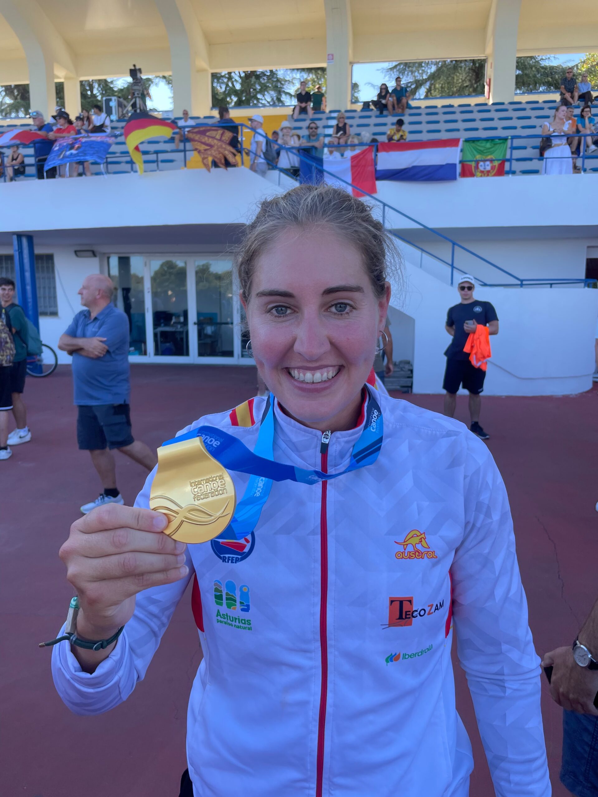 La piragüista española, Estefanía Fernández, posando con su medalla de oro