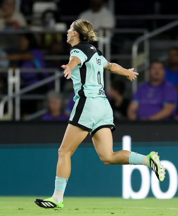 Esther González celebrando un gol con el Gotham City
