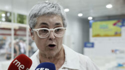 MADRID, 14/06/2026.- La directora de la Feria del Libro de Madrid, Eva Orúe, hace balance provisional de la 85ª Feria del Libro de Madrid, este domingo. EFE/Sergio Pérez