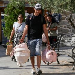 Los vecinos de Burgohondo evacuados por el incendio forestal declarado en el sur de la provincia de Ávila han regresado a sus hogares. EFE